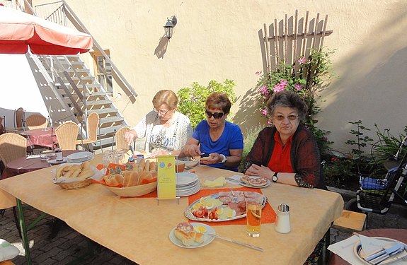Jubiläumsfrühstück und Spende für Austria helps Nepal